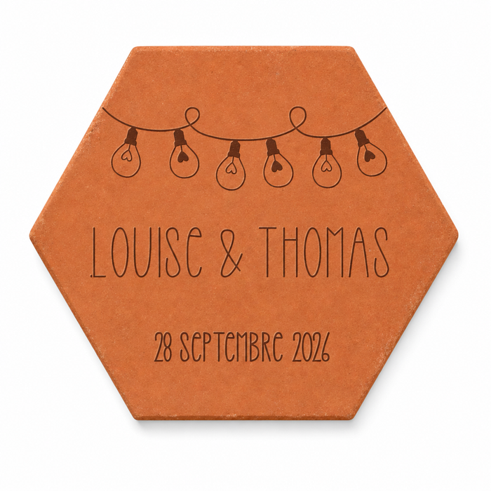 Cadeau mariage personnalisé : tomette hexagonale personnalisée, terre cuite de Salernes gravée au laser, ambiance moderne.