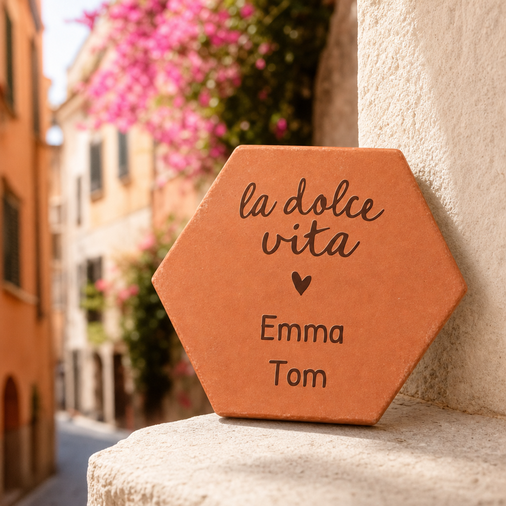 Cadeau mariage personnalisé : tomette hexagonale personnalisée, terre cuite de Salernes gravée au laser.