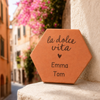 Cadeau mariage personnalisé : tomette hexagonale personnalisée, terre cuite de Salernes gravée au laser.