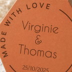 Photo romantique en chambre d’amoureux, tomette hexagonale personnalisée en terre cuite de Salernes gravée au laser pour mariage.