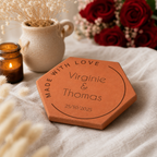 Photo romantique en chambre d’amoureux, tomette hexagonale personnalisée en terre cuite de Salernes gravée au laser pour mariage.