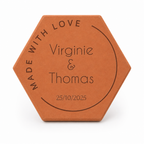 Photo romantique en chambre d’amoureux, tomette hexagonale personnalisée en terre cuite de Salernes gravée au laser pour mariage.