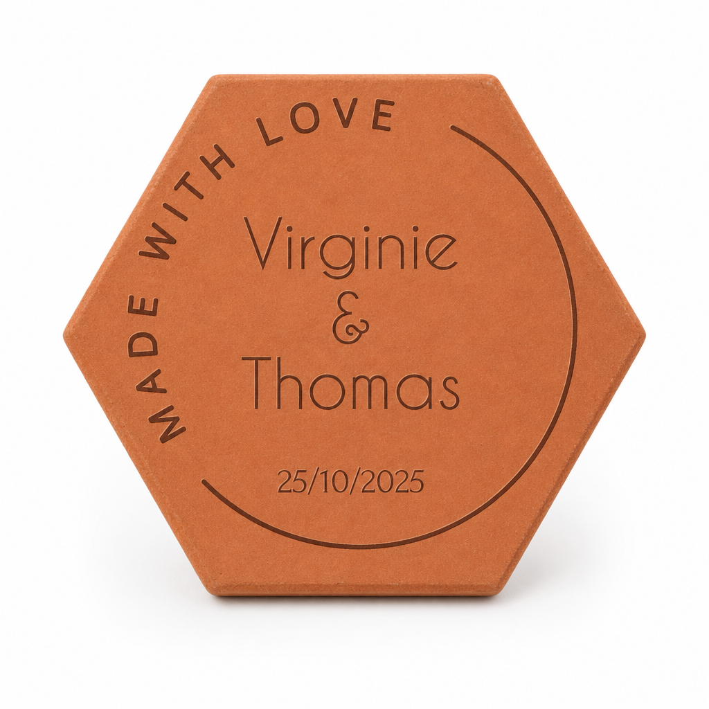 Photo romantique en chambre d’amoureux, tomette hexagonale personnalisée en terre cuite de Salernes gravée au laser pour mariage.