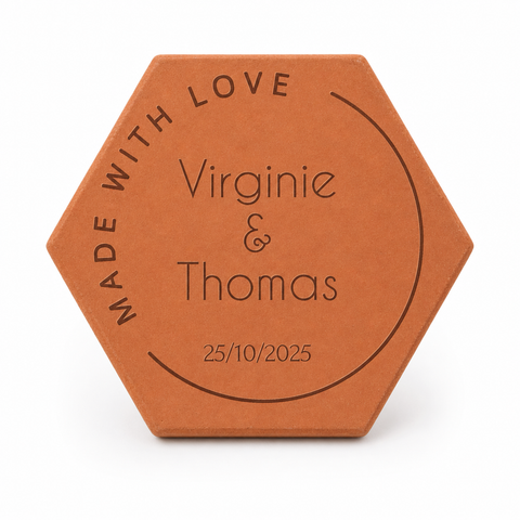 Tomette de couple personnalisée « Made with Love », Virginie et Thomas et date gravées, sur fond blanc.