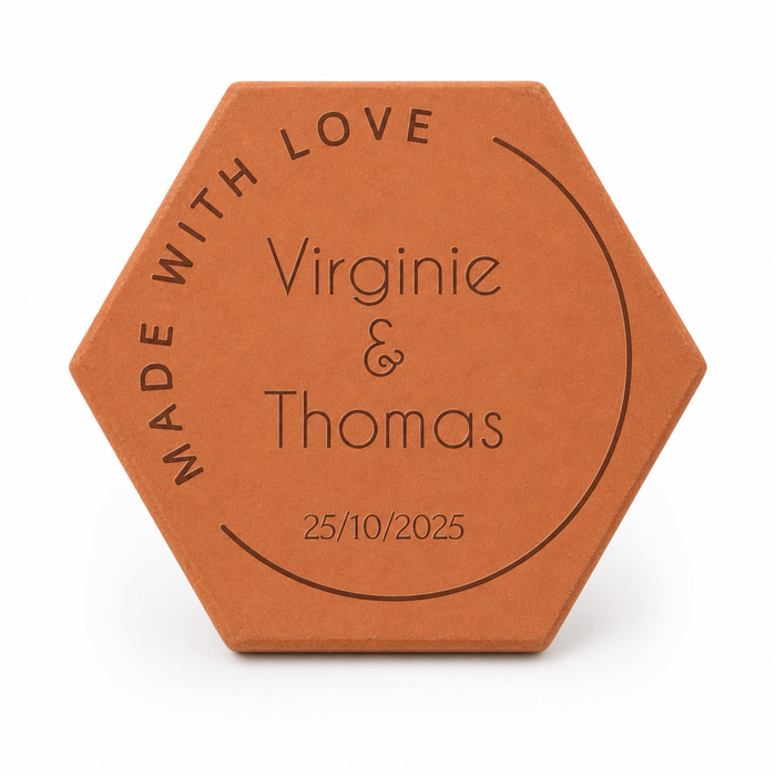 Photo romantique en chambre d’amoureux, tomette hexagonale personnalisée en terre cuite de Salernes gravée au laser pour mariage.