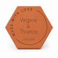 Photo romantique en chambre d’amoureux, tomette hexagonale personnalisée en terre cuite de Salernes gravée au laser pour mariage.