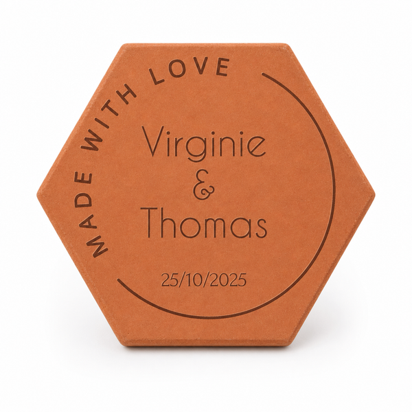 Photo romantique en chambre d’amoureux, tomette hexagonale personnalisée en terre cuite de Salernes gravée au laser pour mariage.