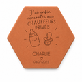 Cadeau de naissance : tomette hexagonale personnalisée en terre cuite de Salernes gravée au laser dans une chambre d’enfant.