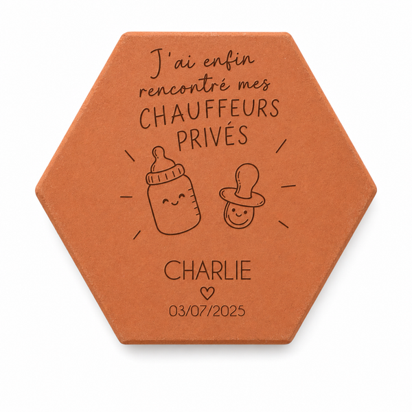Cadeau de naissance : tomette hexagonale personnalisée en terre cuite de Salernes gravée au laser dans une chambre d’enfant.