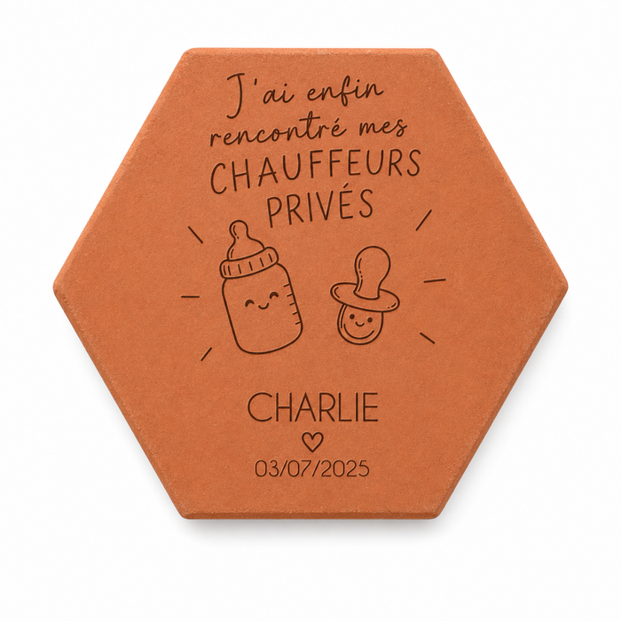 Cadeau de naissance : tomette hexagonale personnalisée en terre cuite de Salernes gravée au laser dans une chambre d’enfant.