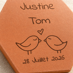Mariage en extérieur : tomette hexagonale personnalisée en terre cuite de Salernes gravée au laser.