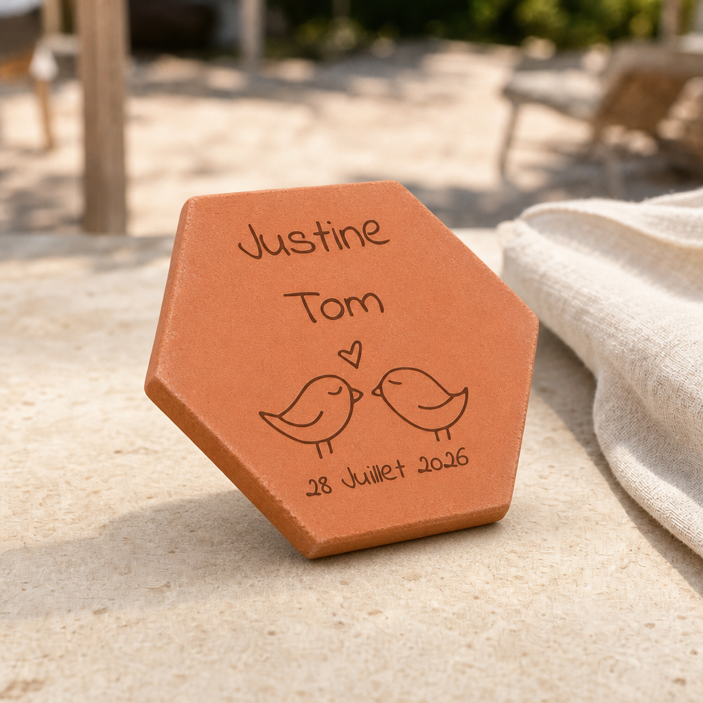 Mariage en extérieur : tomette hexagonale personnalisée en terre cuite de Salernes gravée au laser.