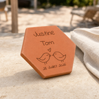 Mariage en extérieur : tomette hexagonale personnalisée en terre cuite de Salernes gravée au laser.
