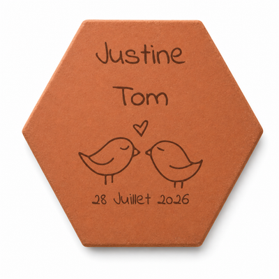 Mariage en extérieur : tomette hexagonale personnalisée en terre cuite de Salernes gravée au laser.