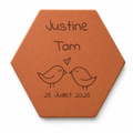 Mariage en extérieur : tomette hexagonale personnalisée en terre cuite de Salernes gravée au laser.