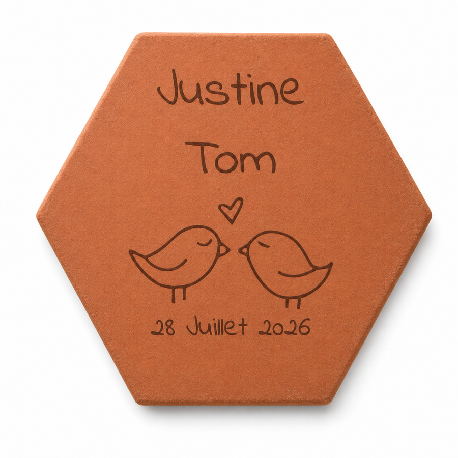 Tomette de mariage personnalisée Justine et Tom, deux oiseaux et date gravés, sur fond blanc.
