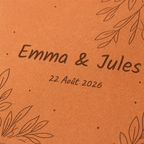 Photo mariage : tomette hexagonale personnalisée, terre cuite de Salernes gravée au laser, ambiance douce sur lin.