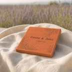 Photo mariage : tomette hexagonale personnalisée, terre cuite de Salernes gravée au laser, ambiance douce sur lin.