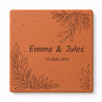 Photo mariage : tomette hexagonale personnalisée, terre cuite de Salernes gravée au laser, ambiance douce sur lin.