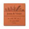 Mariage en décor épuré, tomette hexagonale personnalisée en terre cuite de Salernes gravée au laser