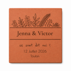Mariage en décor épuré, tomette hexagonale personnalisée en terre cuite de Salernes gravée au laser
