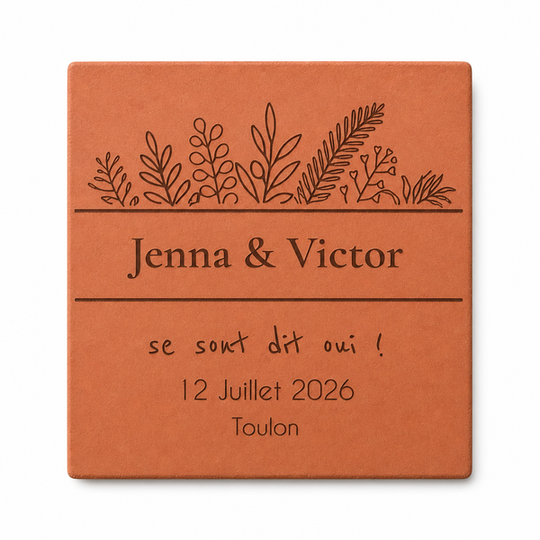 Mariage en décor épuré, tomette hexagonale personnalisée en terre cuite de Salernes gravée au laser