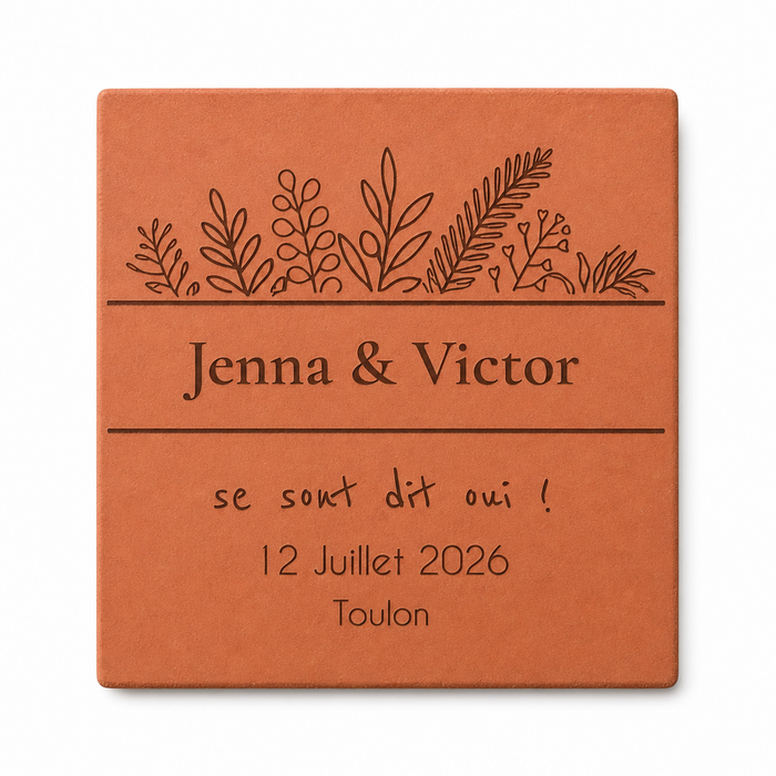 Mariage en décor épuré, tomette hexagonale personnalisée en terre cuite de Salernes gravée au laser