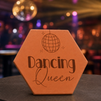 Cadeau crémaillère original pour une amoureuse de la danse : tomette hexagonale personnalisée, terre cuite de Salernes gravée au laser.