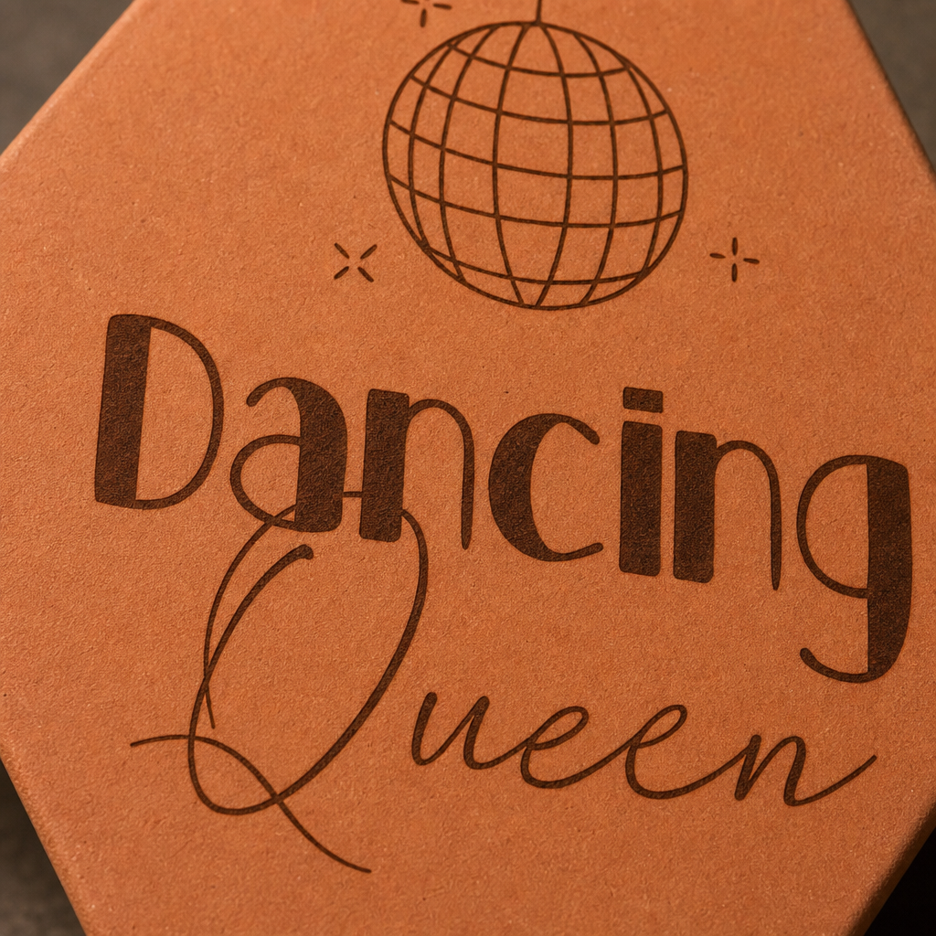Cadeau crémaillère original pour une amoureuse de la danse : tomette hexagonale personnalisée, terre cuite de Salernes gravée au laser.