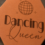 Cadeau crémaillère original pour une amoureuse de la danse : tomette hexagonale personnalisée, terre cuite de Salernes gravée au laser.