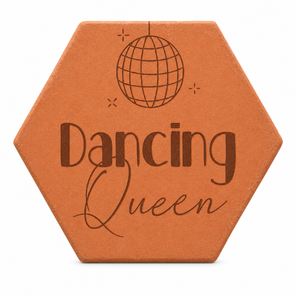 Cadeau crémaillère original pour une amoureuse de la danse : tomette hexagonale personnalisée, terre cuite de Salernes gravée au laser.