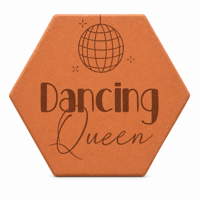 Cadeau crémaillère original pour une amoureuse de la danse : tomette hexagonale personnalisée, terre cuite de Salernes gravée au laser.