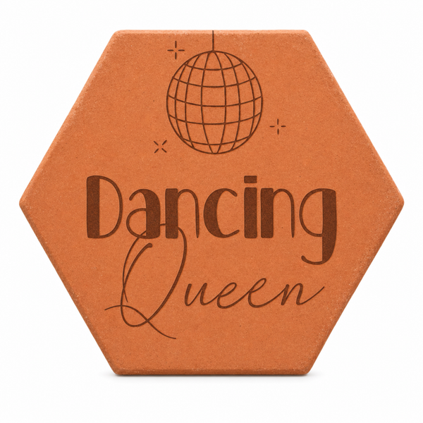 Cadeau crémaillère original pour une amoureuse de la danse : tomette hexagonale personnalisée, terre cuite de Salernes gravée au laser.