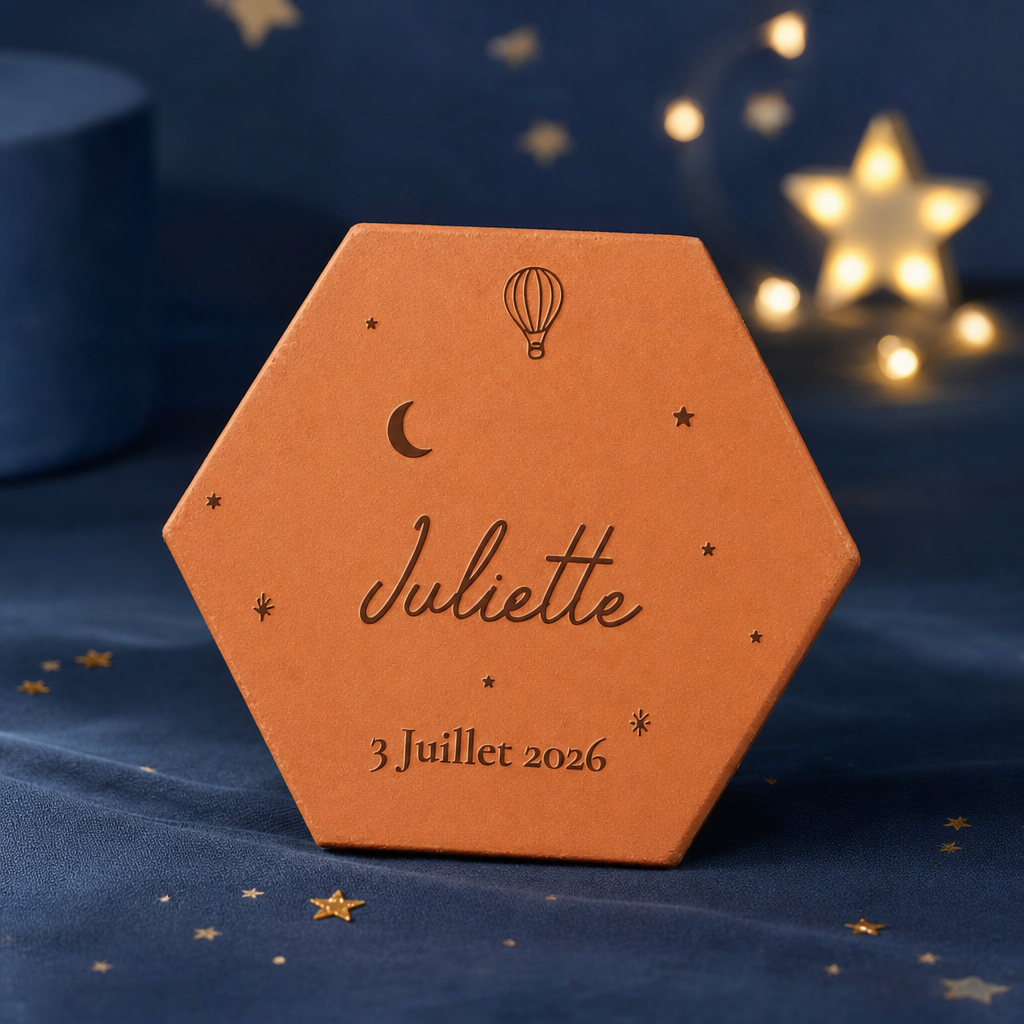 Cadeau de naissance, tomette hexagonale personnalisée en terre cuite de Salernes gravée au laser, ambiance nuit étoilée bébé.
