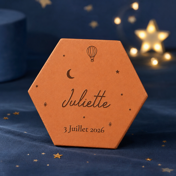 Cadeau de naissance, tomette hexagonale personnalisée en terre cuite de Salernes gravée au laser, ambiance nuit étoilée bébé.