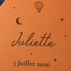Cadeau de naissance, tomette hexagonale personnalisée en terre cuite de Salernes gravée au laser, ambiance nuit étoilée bébé.