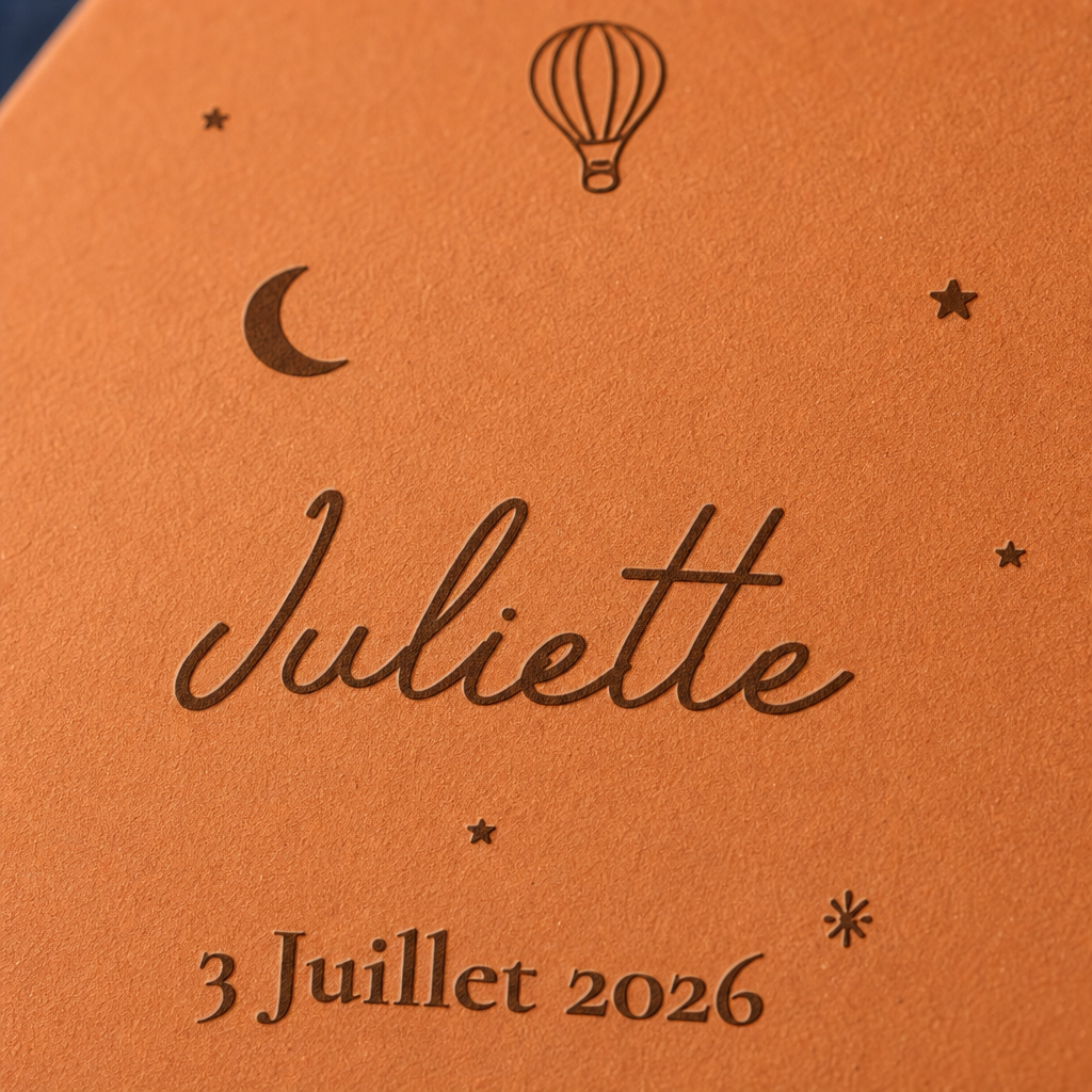 Cadeau de naissance, tomette hexagonale personnalisée en terre cuite de Salernes gravée au laser, ambiance nuit étoilée bébé.