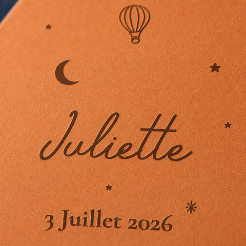 Détail du prénom Juliette, de la lune et des étoiles gravés sur la tomette.