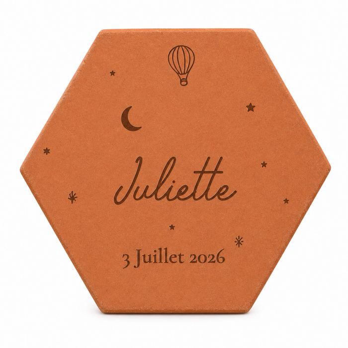 Cadeau de naissance, tomette hexagonale personnalisée en terre cuite de Salernes gravée au laser, ambiance nuit étoilée bébé.