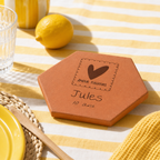 Cadeau de naissance : tomette hexagonale personnalisée en terre cuite de Salernes gravée au laser sur table d'été jaune.