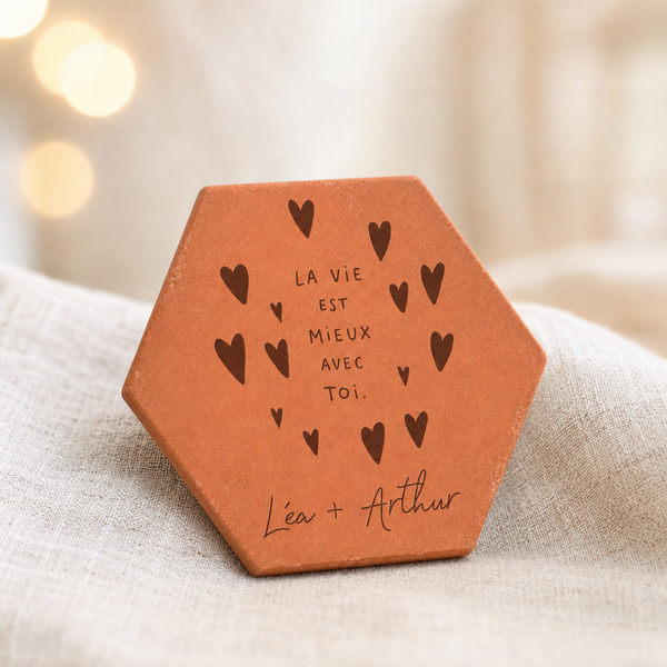 Mariage : tomette hexagonale personnalisée en terre cuite de Salernes gravée au laser, sur fond brut