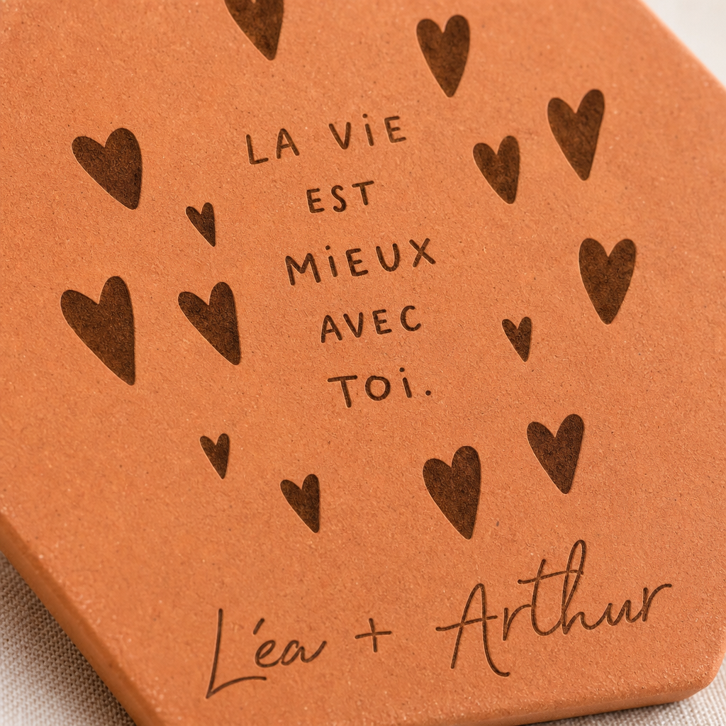 Mariage : tomette hexagonale personnalisée en terre cuite de Salernes gravée au laser, sur fond brut
