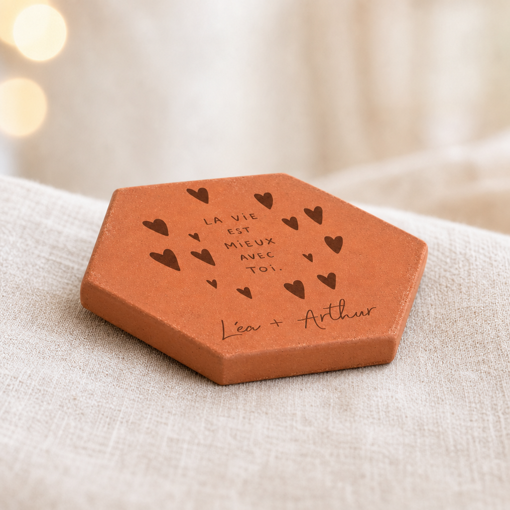 Mariage : tomette hexagonale personnalisée en terre cuite de Salernes gravée au laser, sur fond brut