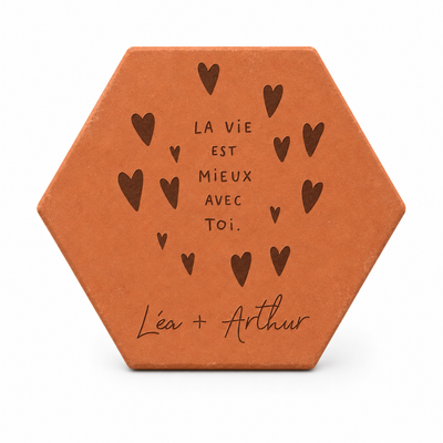 Mariage : tomette hexagonale personnalisée en terre cuite de Salernes gravée au laser, sur fond brut