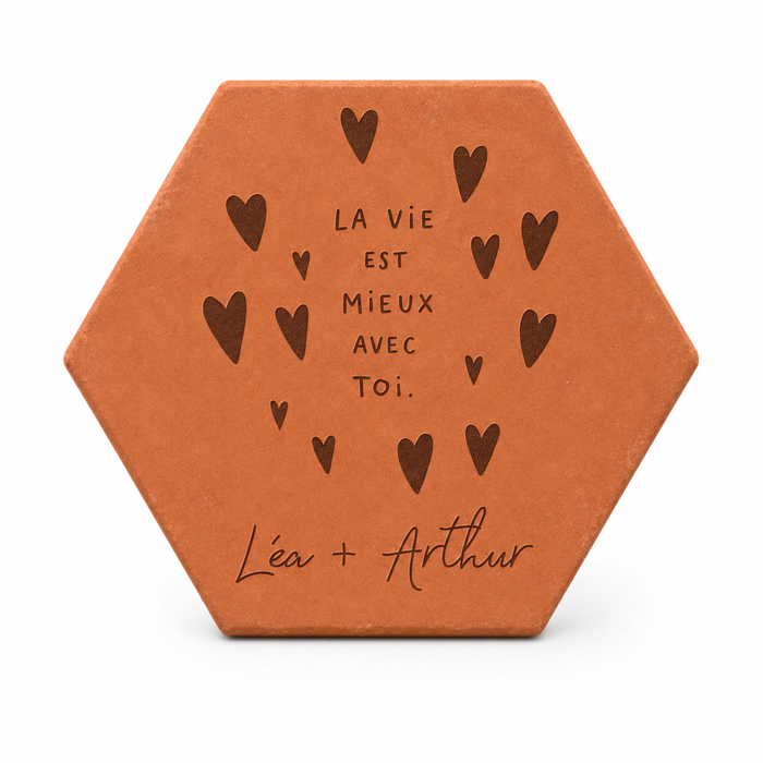 Mariage : tomette hexagonale personnalisée en terre cuite de Salernes gravée au laser, sur fond brut