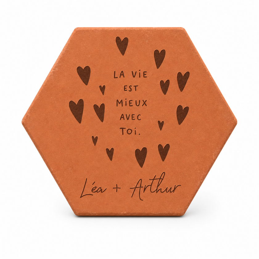 Personalised terracotta tile for the couple Léa and Arthur, engraved with “La vie est mieux avec toi” and hearts, on a white background.