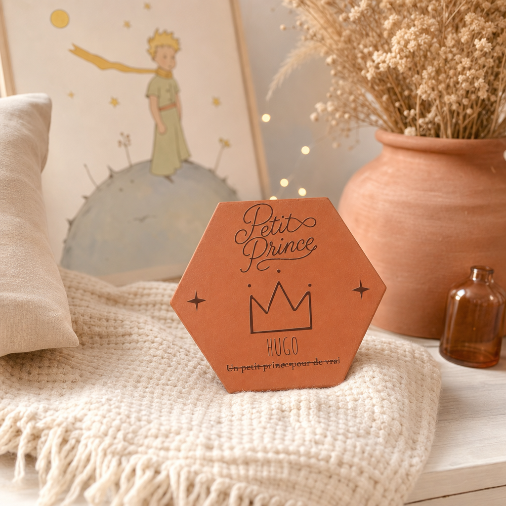 Cadeau famille pour enfant, tomette hexagonale personnalisée, terre cuite de Salernes gravée au laser en chambre de garçon.