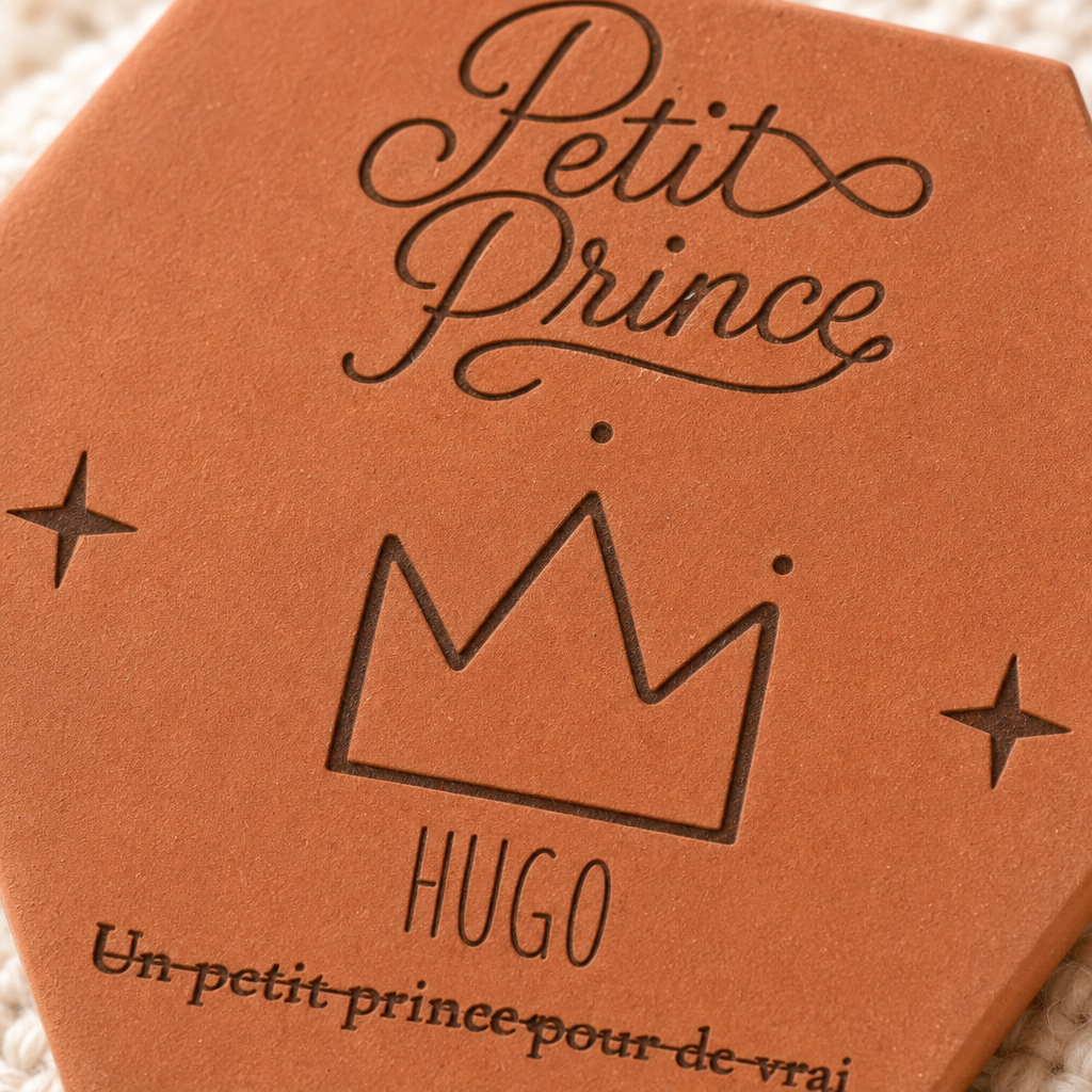 Cadeau famille pour enfant, tomette hexagonale personnalisée, terre cuite de Salernes gravée au laser en chambre de garçon.