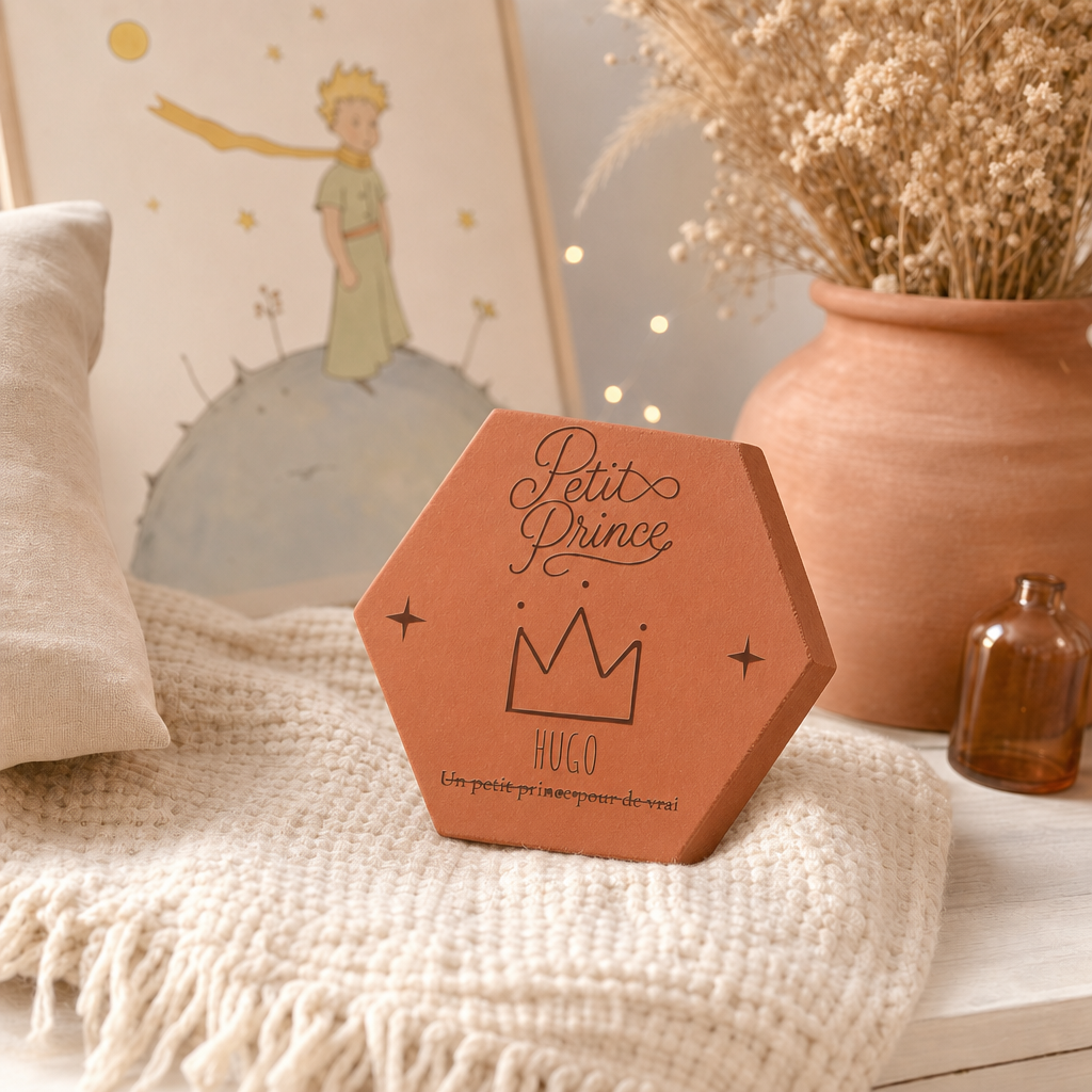 Cadeau famille pour enfant, tomette hexagonale personnalisée, terre cuite de Salernes gravée au laser en chambre de garçon.