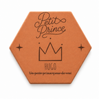 Cadeau famille pour enfant, tomette hexagonale personnalisée, terre cuite de Salernes gravée au laser en chambre de garçon.